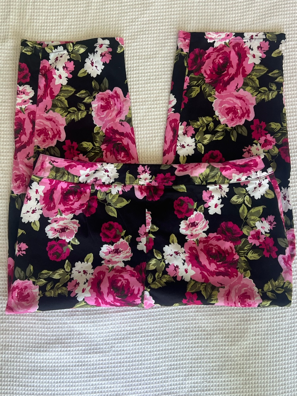 St. John’s Bay 16P Petite Floral Rose Cropped Pants Stretch Cotton Pink Black - Picture 4 of 7